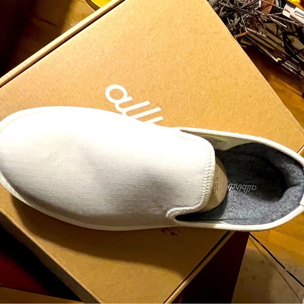 ALLBIRDS tree loungers. White. Size 9 women’s